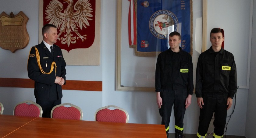 Komendant Powiatowy PSP w Szydłowcu przyjmuje ślubowanie od nowych strażaków