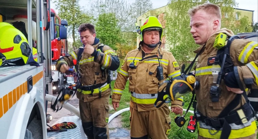 Dramatyczna sytuacja w Łaziskach - pożar zniszczył kilka pomieszczeń, strażacy zdołali opanować sytuację