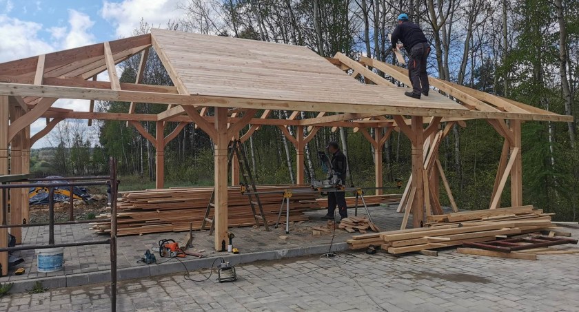 Mieszkańcy Rogowa zrealizowali swój cel - altana prawie gotowa!