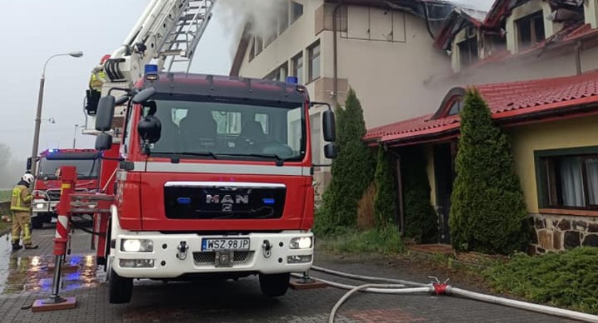 Wielogodzinna walka z ogniem: pożar hotelu w Szydłowcu