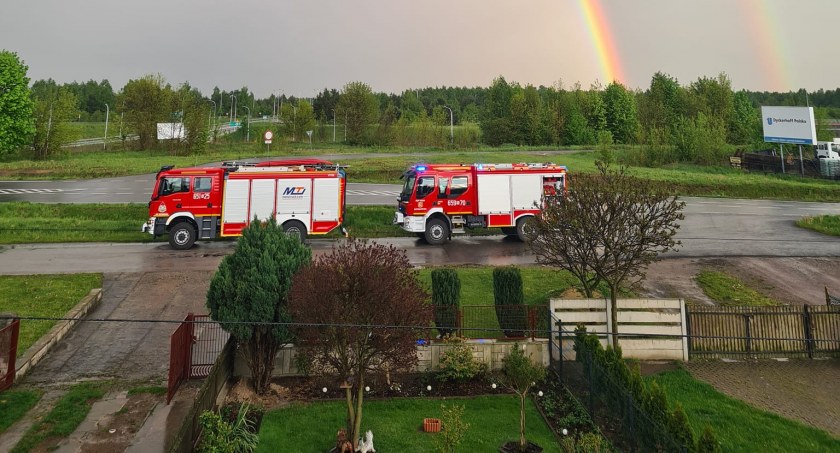 Dzielna akcja strażaków gaszących pożar sadzy w przewodzie kominowym w Szydłowcu