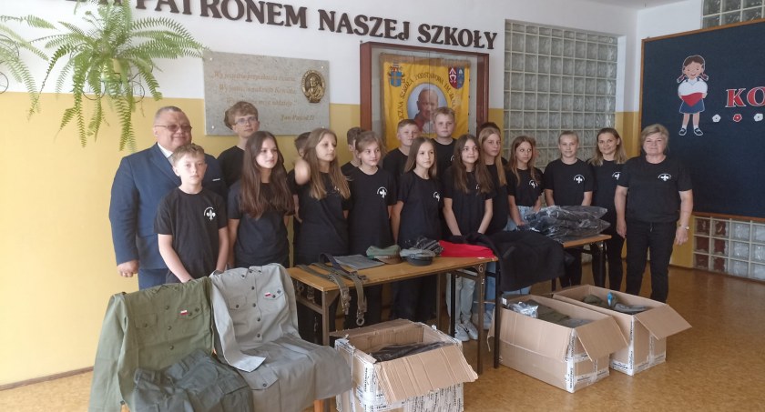 Wójt Gminy Mirów przekazuje umundurowanie dla harcerzy