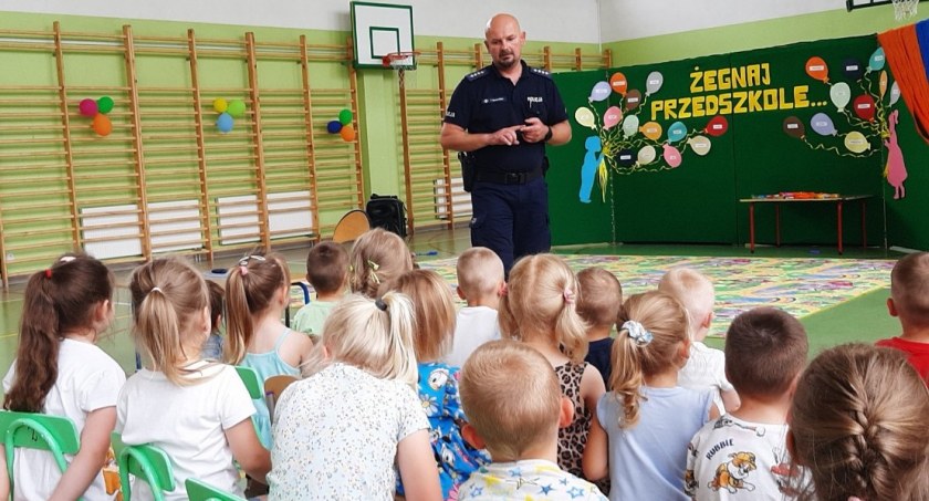Spotkanie z policją: Samorządowe Przedszkole w Chlewiskach promuje bezpieczne wakacje
