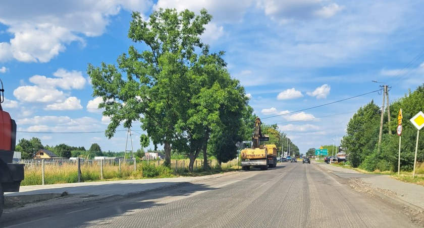 Przebudowa drogi wojewódzkiej 727 w Szydłowcu: Bezpieczeństwo i estetyka miasta na pierwszym miejscu