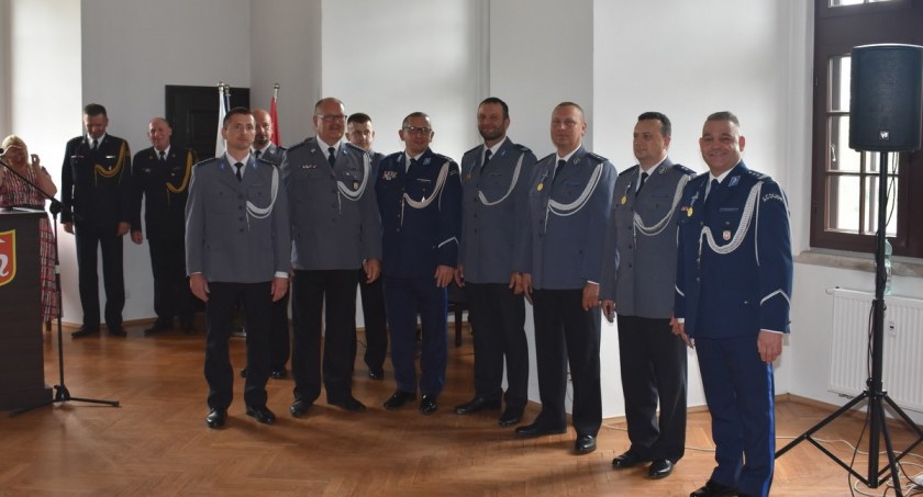 Uroczyste obchody Święta Policji w Szydłowcu: Awanse i odznaczenia dla funkcjonariuszy