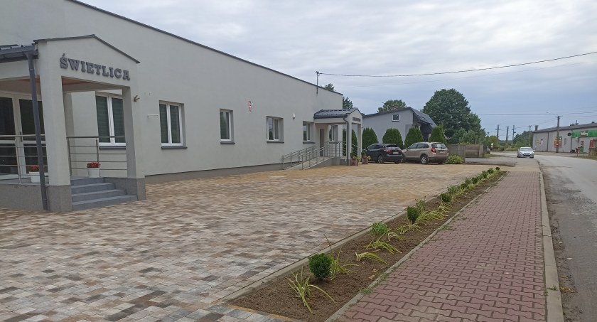 Wygodny i upiększony parking w Mirowie Starym