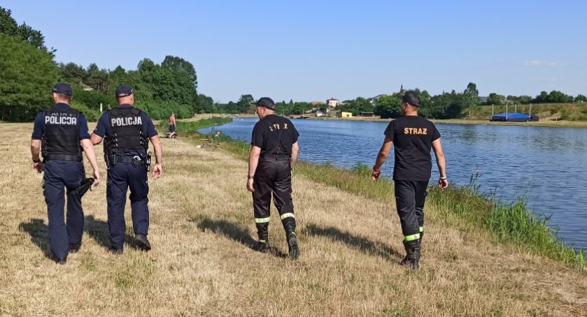 Szydłowieccy policjanci i strażacy razem dbają o bezpieczeństwo nad wodą