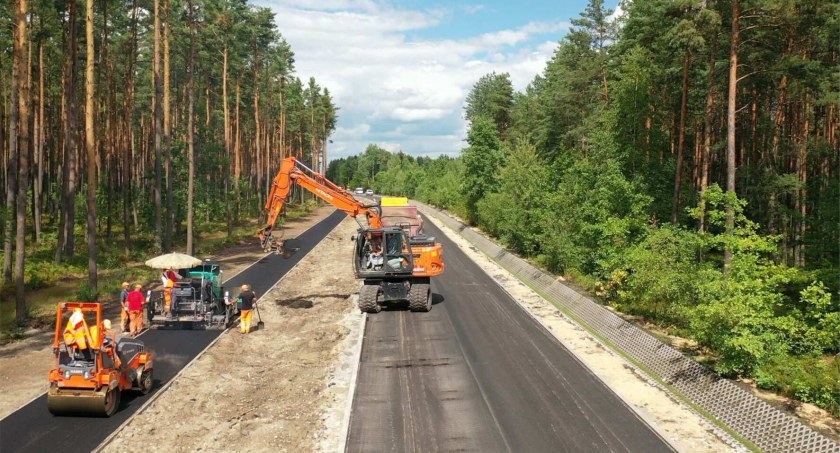 Bezpieczne drogi powiatowe: Inwestycje w infrastrukturę ruchu w powiecie szydłowieckim