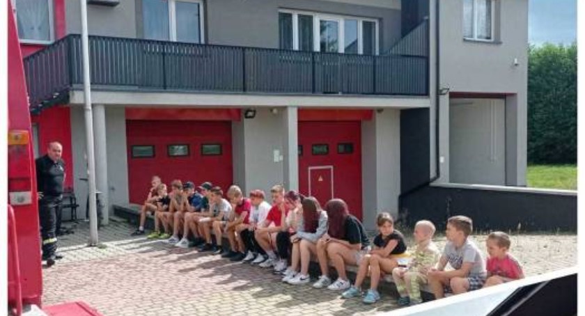 Strażacka integracja w wodnej kurtynie