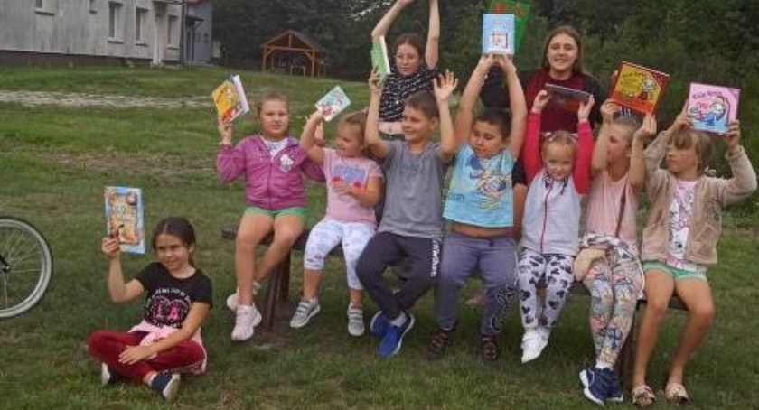 Pawłów. Czytali wszędzie - na rowerze i w plenerze...