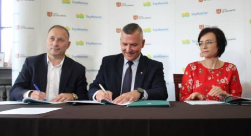 Ponad milion złotych na drogi i remont w szydłowieckim zamku
