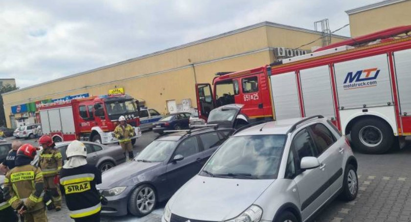  Szydłowiec. Płonący samochód przy stacji benzynowej