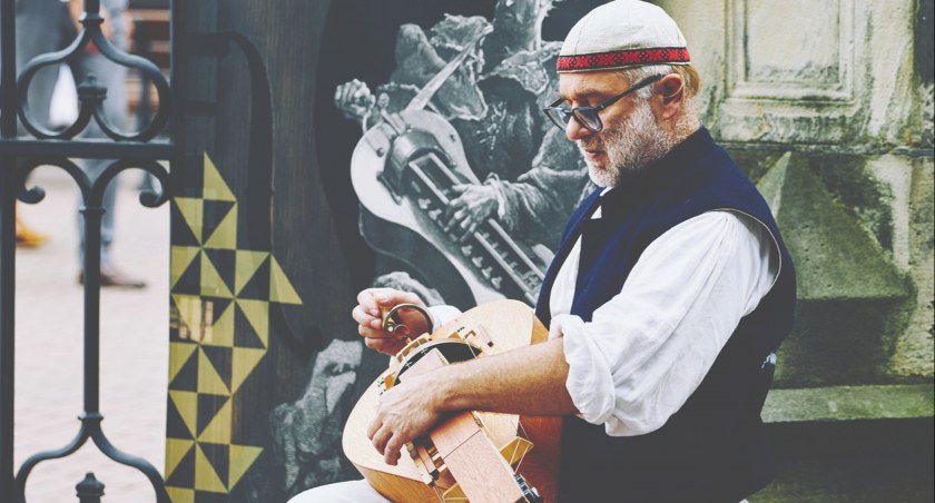 Muzeum Instrumentów Muzycznych w Szydłowcu: Eksploracja liry korbowej