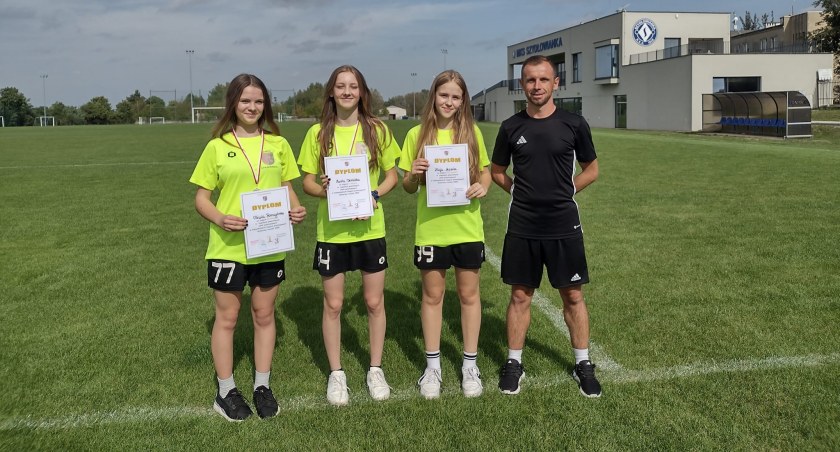 Sukces Dziewcząt z Budek w Zawodach Sportowych
