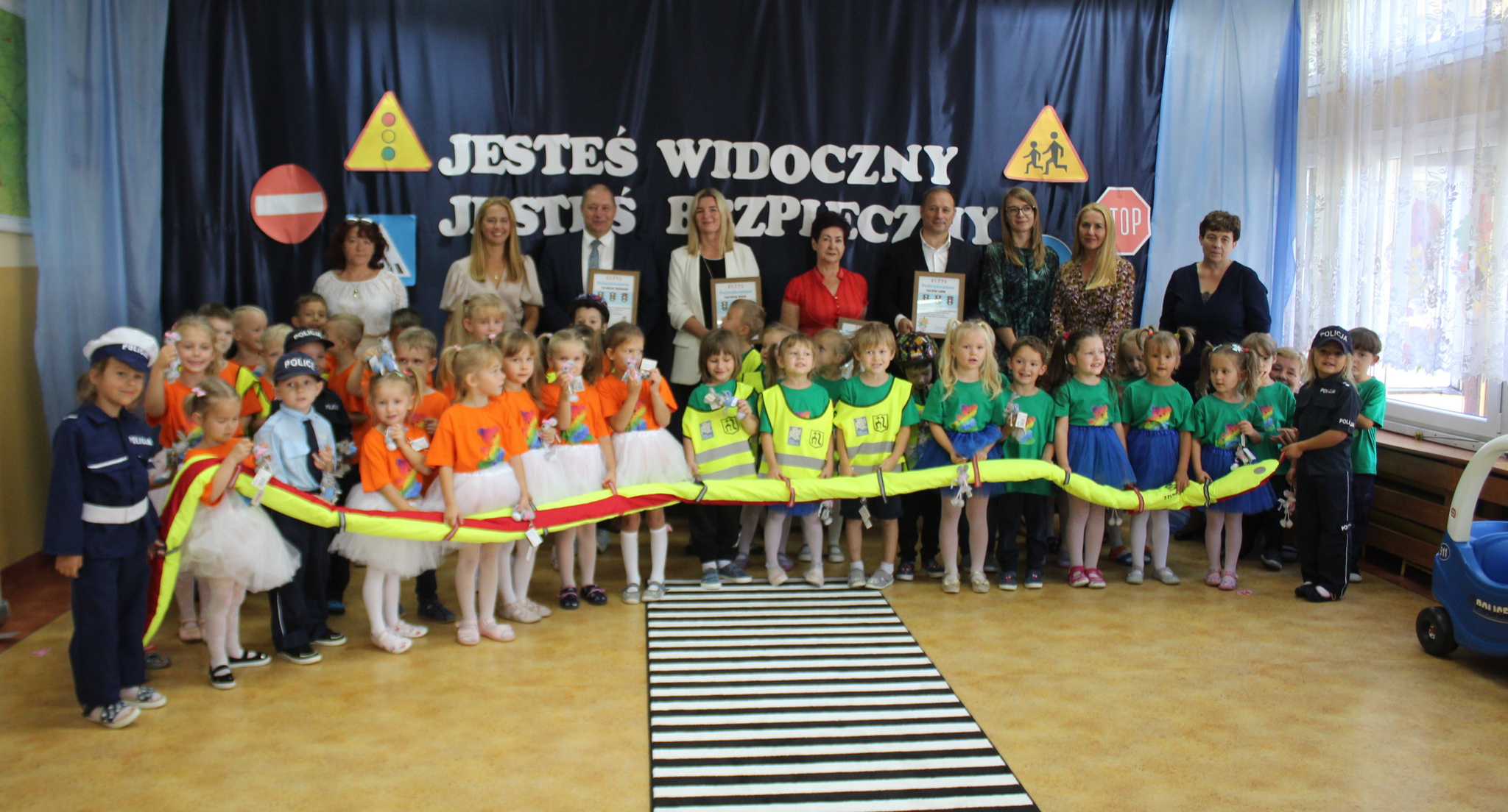 Droga do bezpieczeństwa. Przedszkolaki z Szydłowca w akcji z odblaskowymi maskotkami