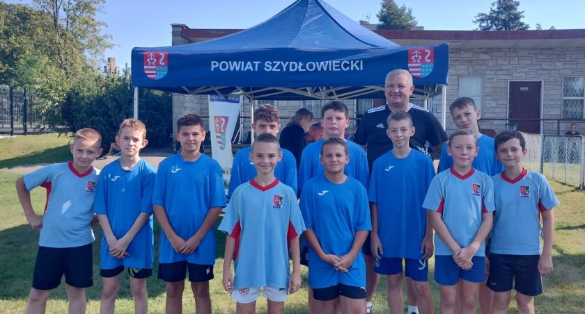 Sukces sportowy szkoły. Brązowe medale i puchar za zawody przełajowe dla uczniów w Chlewiskach