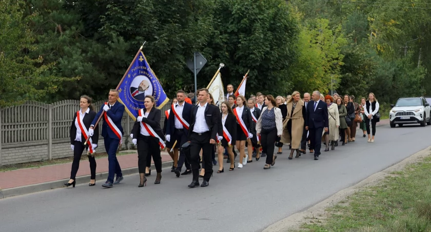 Otwarcie sali gimnastycznej, poświęcenie sztandaru i nadanie imienia szkole podstawowej w Gąsawach Rządowych