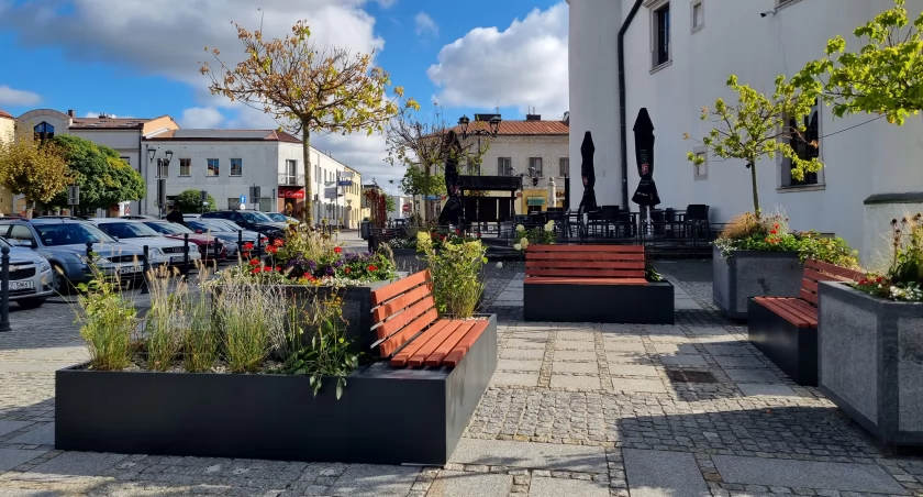Mała architektura na płycie Rynku w Szydłowcu