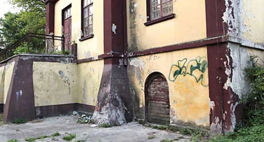 Konsultacje w sprawie ruiny dworca PKP w Szydłowcu