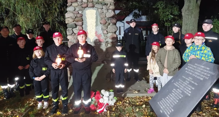 Młodzieżowa Drużyna Pożarnicza z Orońska pamiętała o poległych na wojnie i zmarłych Strażakach