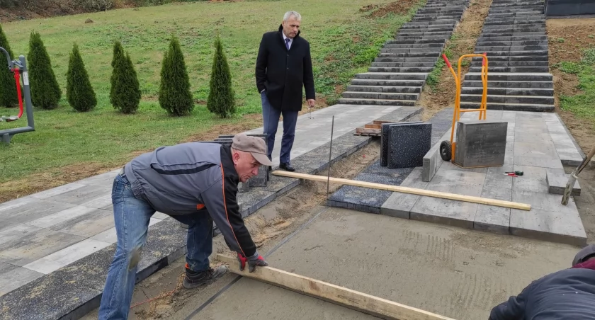 Ciąg pieszo-rowerowy, skatepark i kaskada wodna w Jastrzębiu. Trwają prace