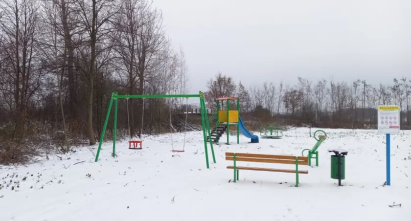Dzieci z Chronowa w gminie Orońsko mają powód do radości! Powstał nowy plac zabaw!