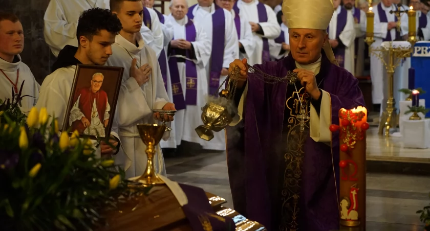 Pogrzeb ks. Bogusława Mleczkowskiego. Wielu parafian odprowadziło zmarłego Księdza na cmentarz