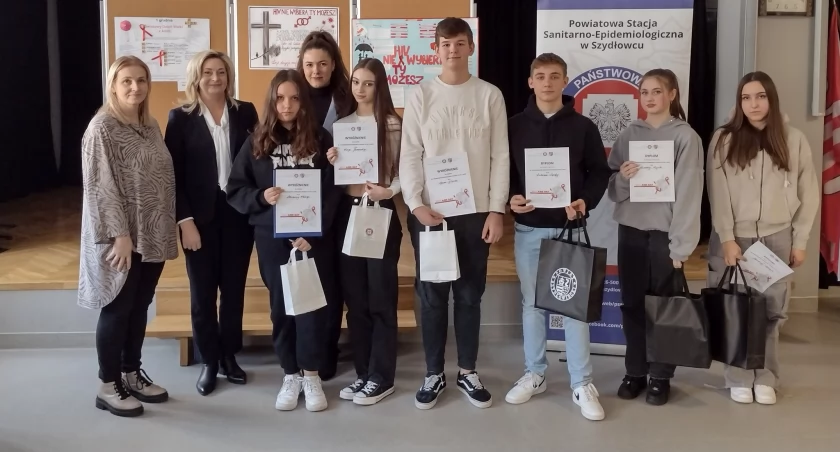 Sukces edukacji i zaangażowania. Uczniowie liceum w Szydłowcu wyróżnieni w konkursach profilaktycznych