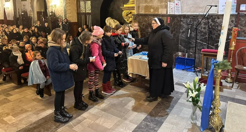 Uroczyste poświęcenie medalików i przyjęcie dziewczynek do scholi w parafii pw. św. Zygmunta w Szydlowcu