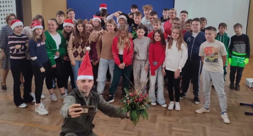 Spotkanie uczniów z Wałsnowa z leśnikiem Hubertem Ogarem. Zimowe tajniki pracy w lesie