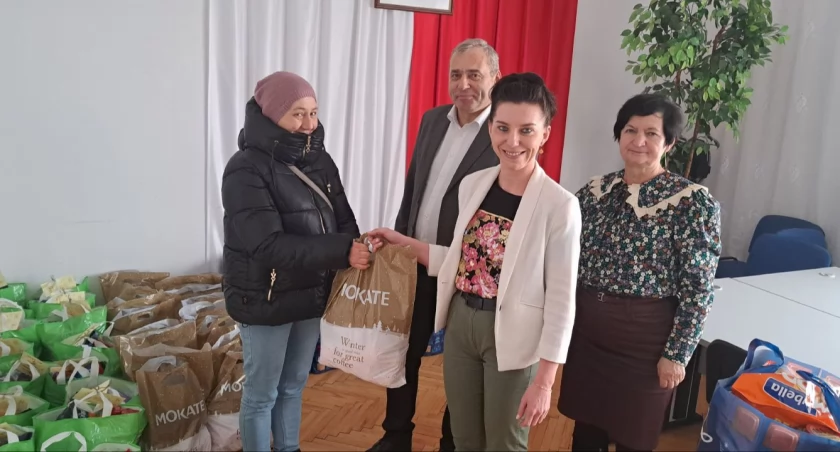 Paczki żywnościowe i zasiłki celowe dla potrzebujących z gminy Jastrząb