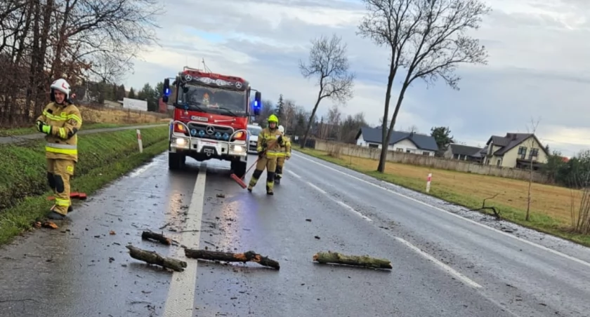 Samochody nie mogły przejechać drogą wojewódzką w Orońsku