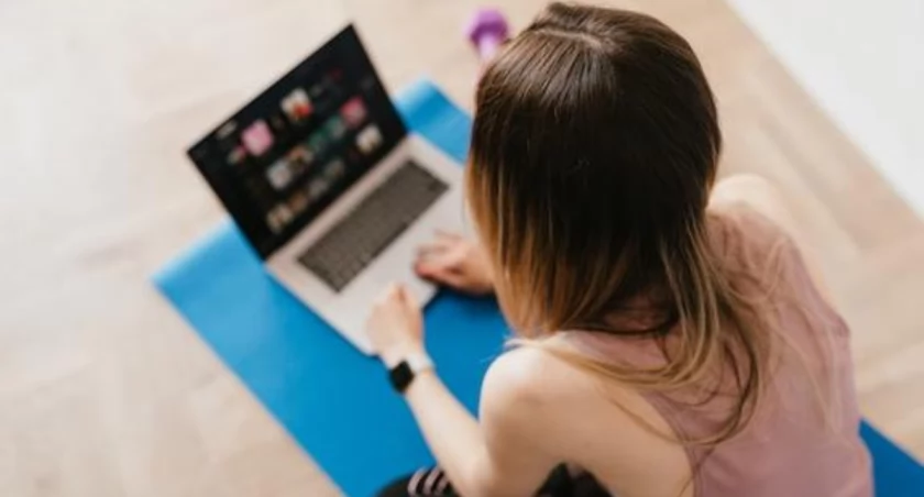 Oszustwo online. Kobieta szantażowana po rytuale miłości
