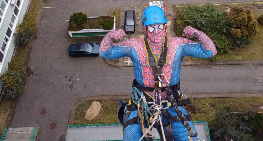 Spiderman z gminy Chlewiska! Hubert Osobiński w niecodziennej akcji dla WOŚP