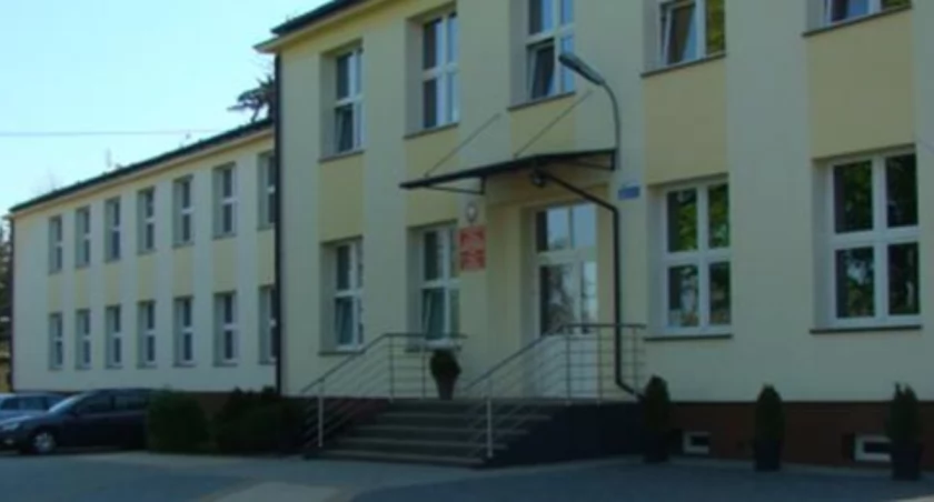 Wola Lipieniecka. Szkoła z imieniem zbiera na sztandar