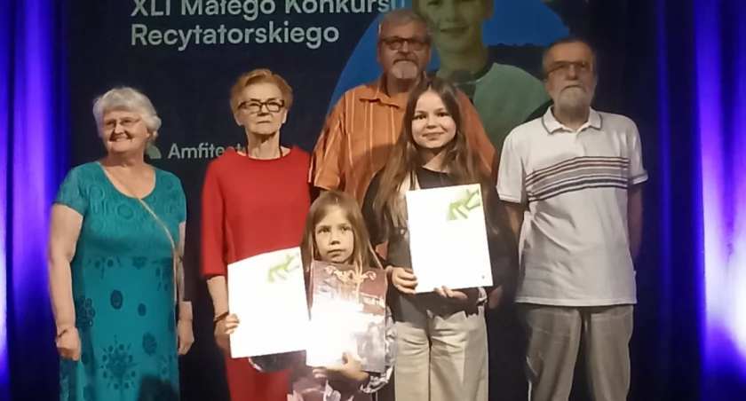 Sukcesy uczennic Szkoły Podstawowej nr 2 w Szydłowcu na koncercie laureatów Małego Konkursu Recytatorskiego