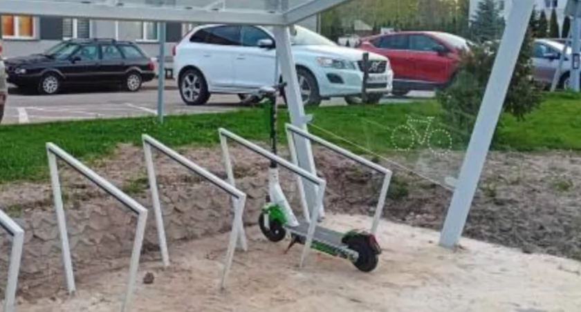 Nieodpowiedzialna jazda hulajnogą elektryczną. Pijany 39-latek z Szydłowca zatrzymany przez policję