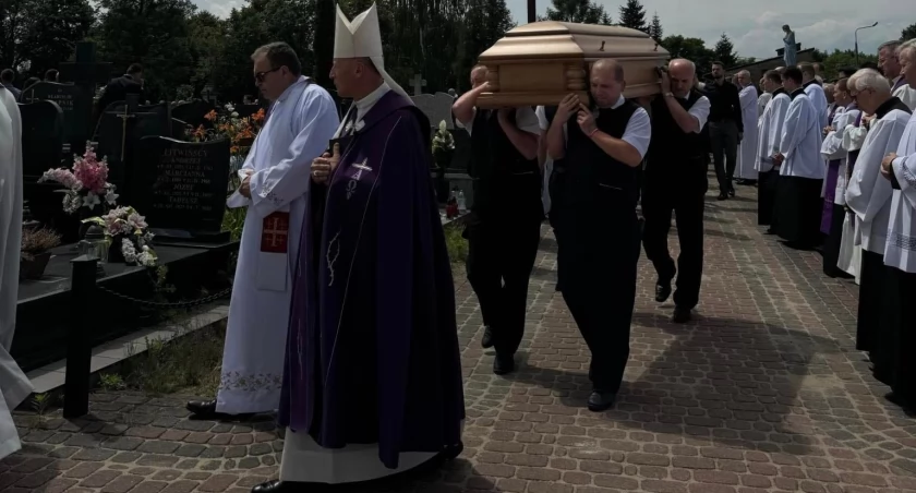 Ksiądz Marek Kucharski, proboszcz z Szydłowca spoczął w rodzinnych stronach