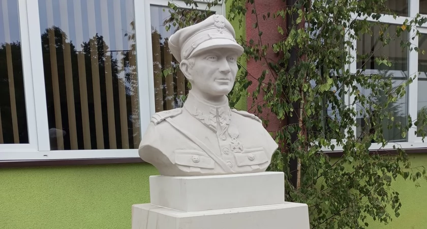 Uroczyste odsłonięcie pomnika Majora Henryka Dobrzańskiego Hubala w Chlewiskach