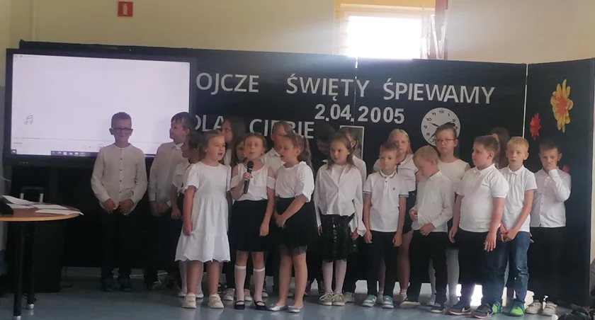 Apel upamiętniający pontyfikat Jana Pawła II w szkole w Chlewiskach