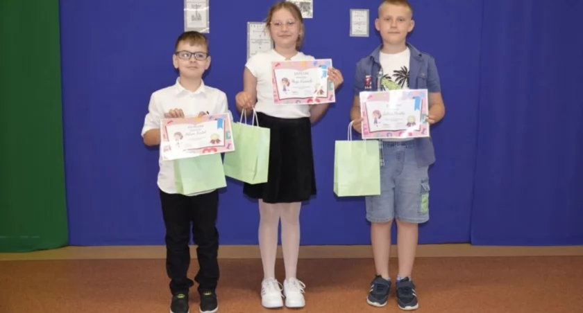 Mistrzowie Ortografii, Krzyżówki i Łamigłówki Matematycznej oraz Pięknego Czytania w szkole w Bieszkowie Dolnym wyłonieni!
