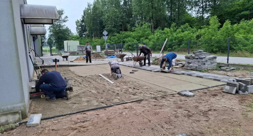 Budowa przed strażnicą w Nowym Dworze