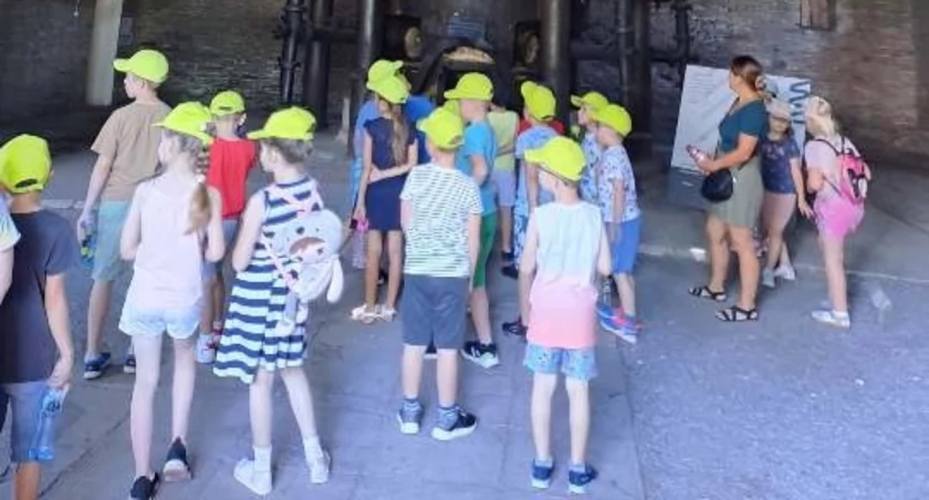 Przedszkolaki z Chlewisk na wycieczce w stadninie koni