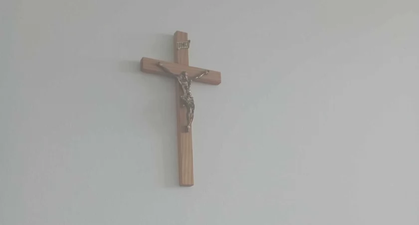 Krzyże w starostwie powiatowym w Szydłowcu i podległych jednostkach. Jest stanowisko Rady Powiatu