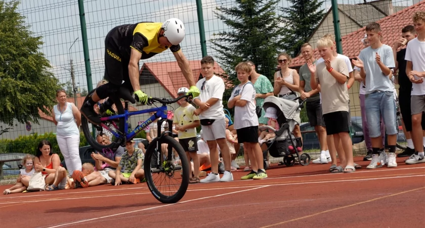 Sportowy dzień z Aktywną Szkołą w Orońsku. Rekordzista Guinnessa skradł show
