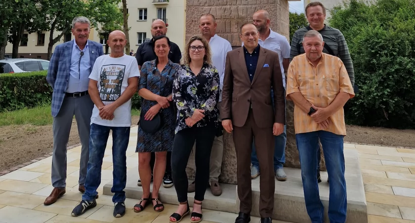 Uroczyste odsłonięcie instalacji poświęconej szydłowieckiemu piaskowcowi