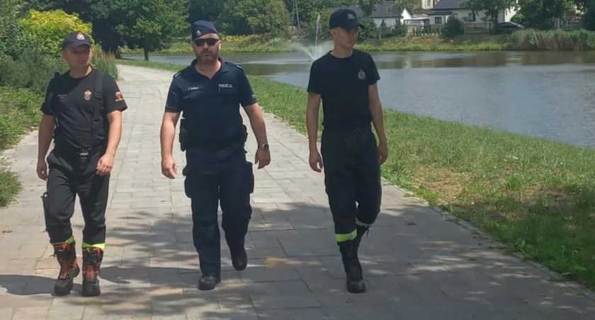 Szydłowieccy policjanci i strażacy dbają o bezpieczeństwo nad wodą