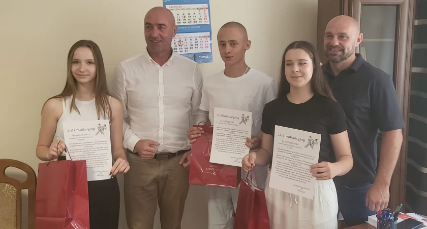 Wójt Gminy Chlewiska składa gratulacje zawodnikom UKS HUBAL Chlewiska