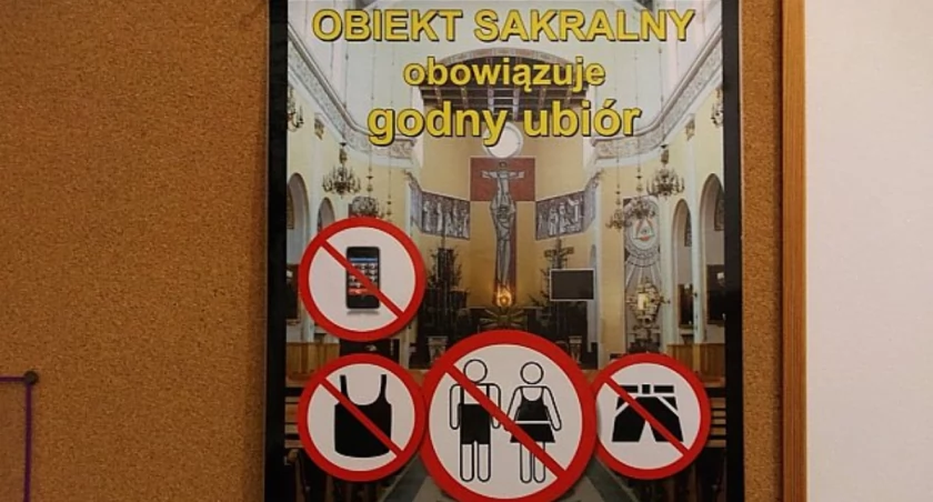 Bluzka na ramiączkach, prześwitująca sukienka czy krótkie spodenki? To nie ubiór do kościoła!