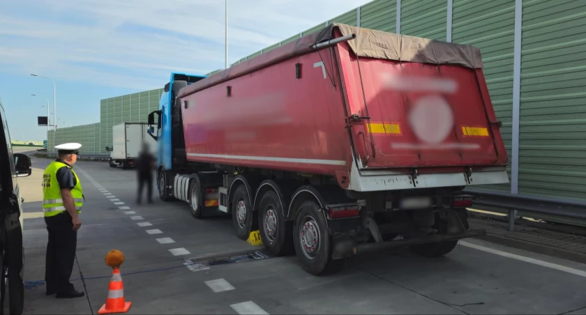 Przeciążona ciężarówka zatrzymana na drodze ekspresowej S7 w Szydłowcu